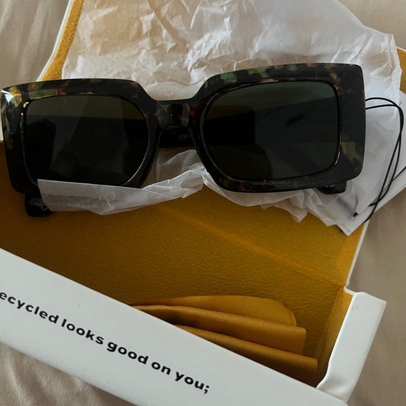 Szade | dart ; jaded greens / moss - Picture 3 of 3